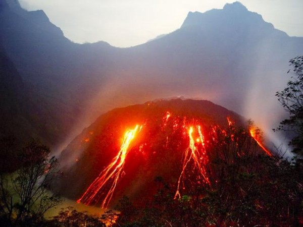 Οι διαδρομές της λάβας στο ηφαίστειο Παρικουτίν είναι εντυπωσιακό θέαμα για κάθε επισκέπτη έστω και από μεγάλη απόσταση 