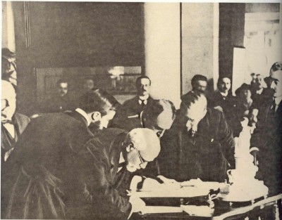 Ο Ελευθέριος Βενιζέλος υπογράφει τη συνθήκη των Σεβρών. Η Ιταλία προσπάθησε να υπονομεύσει τις ελληνικές διεκδικήσεις.