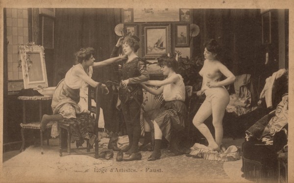 Μια "αρένα" γυναικών που ντύνονται και γδύνονται για τις ανάγκες της θεατρικής παράστασης "Faust" στο Παρίσι