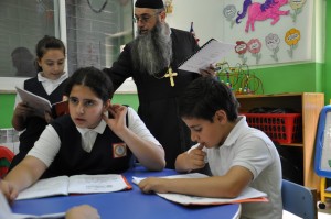 ιερείς διδάσκουν την αραμαϊκή διάλεκτο στους μαθητές