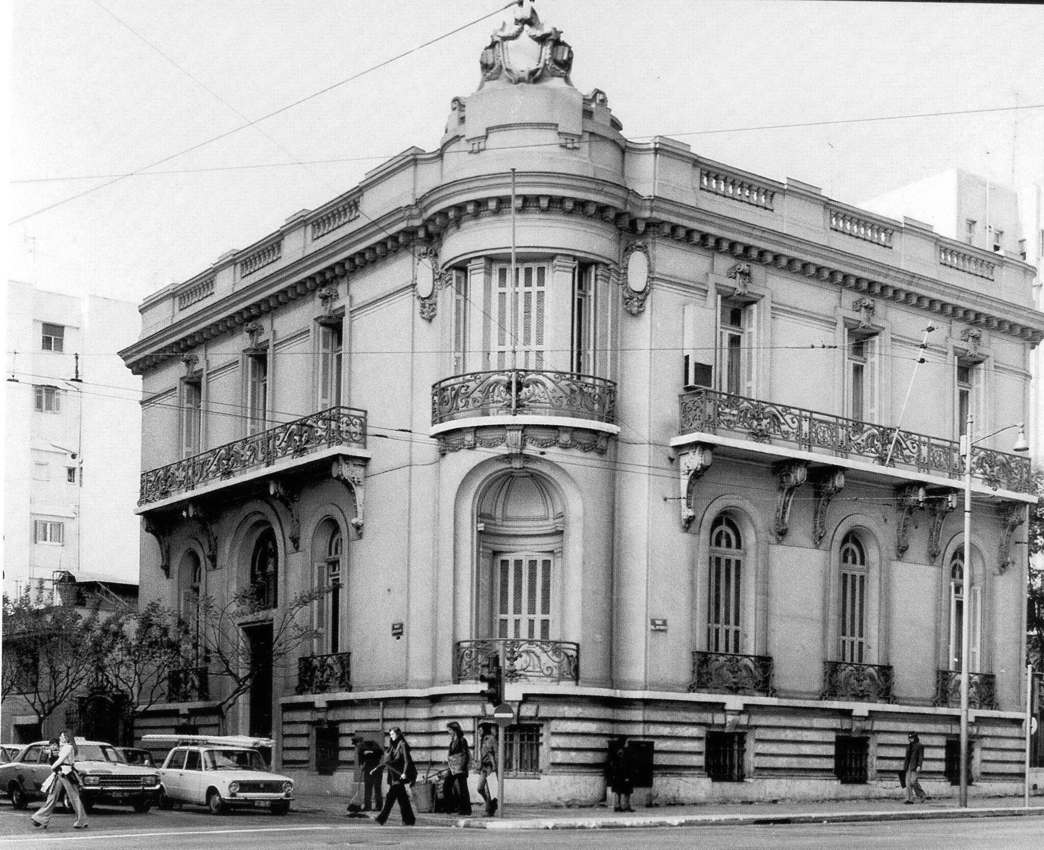 Το μέγαρο που βρίσκεται στη διασταύρωση των οδών Πατησίων και Ηπείρου, οικοδομήθηκε στα 1908-1909, για λογαριασμό του Κεφαλονίτη βιομήχανου Γεράσιμου Λιβιεράτου, βάσει σχεδίων του αρχιτέκτονα Αλέξανδρου Νικολούδη