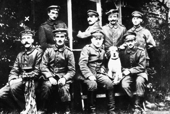 Ο Χίτλερ (κάτω, άκρη αριστερά) με συμπολεμιστές του. 