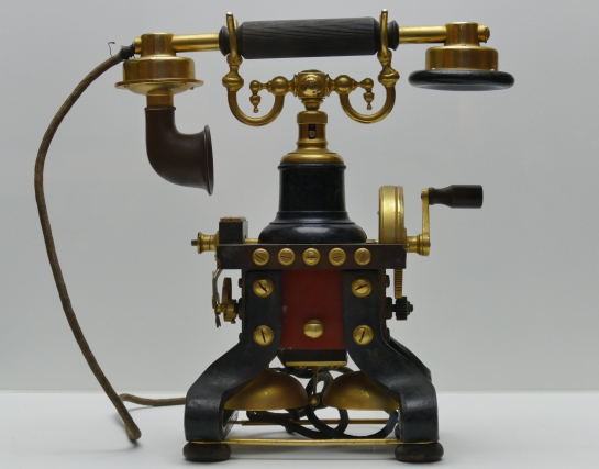 Χειροκίνητη επιτραπέζια πολυτελής τηλεφωνική συσκευή σουηδικής κατασκευής μοντέλο Σκέλετον γνωστή ως ραπτομηχανή πατέντα 1882 έτος κατασκευής 1892 