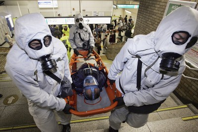 Οι διασώστες με τις ειδικές στολές μεταφέρουν τραυματίες από την επίθεση με αέριο Sarin στο Τόκυο το 1995