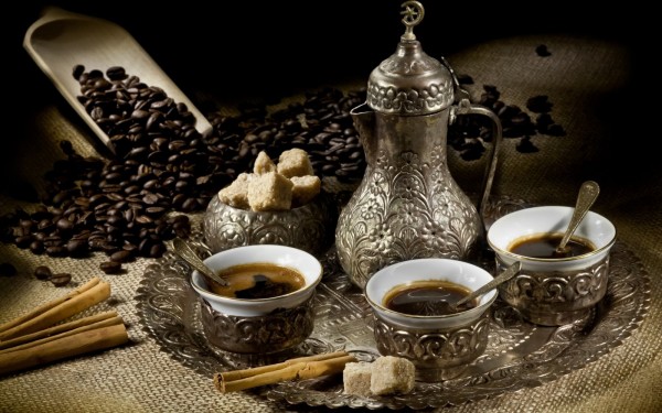 Ο «αραβικός» ή «τούρκικος» καφές, όπως έγινε γνωστός σε όλη την Ευρώπη, βράζεται μαζί με το νερό για πολύ λίγη ώρα, μέχρι που τα δύο υλικά αναμειγνύονται πλήρως.