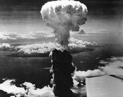 Οι εκρήξεις των ατομικών βομβών στη Χιροσίμα και το Ναγκασάκι το 1945 έγιναν σε ύψος 600 και 470 μέτρων και θεωρούνται επιφανειακές 