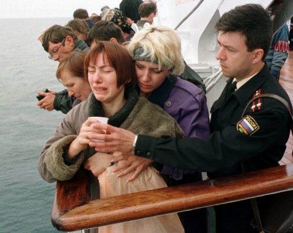 24 Αυγούστου 2000. Συγγενείς των θυμάτων θρηνούν για τις τραγικές απώλειες 
