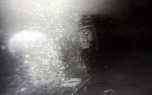 Οι φυσαλίδες άερα προέρχονται από το πυρηνικό υποβρύχιο Κουρσκ την στιγμή που η φορτηγίδα Giant-4 το φέρνει στην επιφάνεια της θάλασσας του Μπάρεντς χρησιμοποιώντας χαλύβδινα καλώδια 