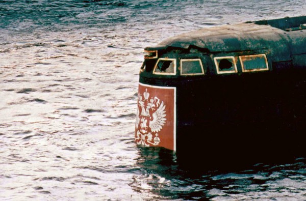 Ότι απέμεινε από τον πύργο του υποβρυχίου στην αποβάθρα του λιμανιού κοντά στο Μουρμάνσκ