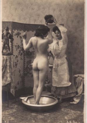 Η στιγμή που μια γυναίκα έκανε το μπάνιο της σήμαινε αυτομάτως ότι το σώμα της θα ήταν γυμνό. Δημιουργία του Alfred Noyer το 1910
