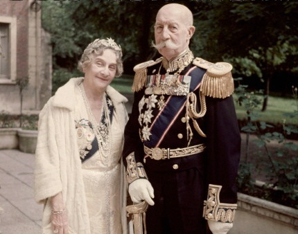 Prince Georges de Grèce et du Danemark (1869-1957) et son épouse la Princesse Marie Bonaparte (1882-1962) en tenue de cour. Mariés en 1902 Photo Taponier