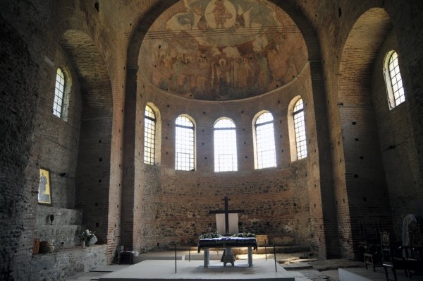 Ύστερα από σχεδόν 40 χρόνια η Ροτόντα «απελευθερώθηκε» από τα σιδερένια δεσμά της και ανοίγει ένα νέο κεφάλαιο στην ιστορία της. Είναι ένα από τα σπουδαιότερα μνημεία της παγκόσμιας πολιτιστικής κληρονομιάς στη Θεσσαλονίκη καθώς υπήρξε στην πορεία των αιώνων, κεντρικός ναός των τριών μεγάλων θρησκειών. Του αρχαίου Δωδεκάθεου, του Χριστιανισμού, και του Μωαμεθανισμού.