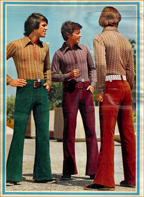 Για πρώτη φορά, ο συγγραφές πέτυχε μία από τις μόδες της δεκαετίας του '70: την καμπάνα. Το τελευταίο σύνολο στο σκίτσο είναι ένα παντελόνι που ανοίγει κάτω από το γόνατο, ακριβώς όπως και τα παντελόνια που ήταν της μόδας τη δεκαετία του '70. Ήταν τα χρόνια των χίπηδων, όταν τα ρούχα έγιναν μακριά, άνετα, με φλοράλ σχέδια και πήγαιναν ενάντια στις αυστηρές γραμμές των προηγούμενων δεκαετιών.