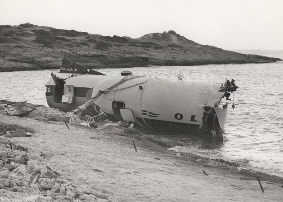 Το θρίλερ με το αεροπλάνο της Ολυμπιακής που προσθαλασσώθηκε στη Βούλα αντί στην πίστα του Ελληνικού. Κόπηκε στα δύο και χάθηκαν 37 άνθρωποι. Η μαρτυρία του επιζώντα (βίντεο)
