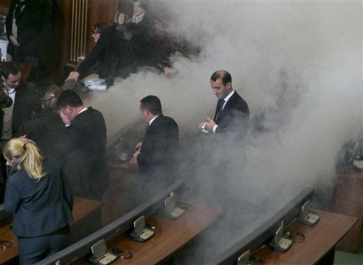 Ήταν η 6η φοράν που έπεσαν δακρυγόνα μέσα στο κοινοβούλιο