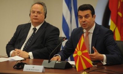Ο έλληνας υπουργός Εξωτερικών Νίκος Κοτζιάς και ο Σκοπιανός ομόλογός του Ν. Ποπόσκι 