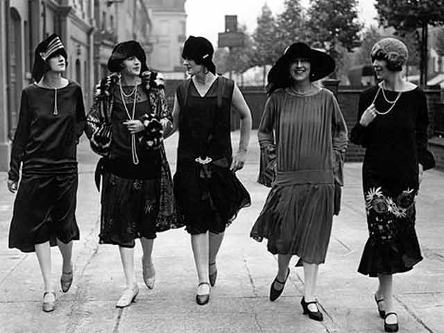 Αντιθέτως, η πραγματική μόδα της δεκαετίας του '20, απλοποιούνταν συνεχώς. Οι κορσέδες σχεδόν εξαφανίστηκαν, οι φούστες κόντυναν και οι σιλουέτες επέτρεπαν ελεύθερη κίνηση. Σταδιακά, τα ρούχα των γυναικών "απελευθερώνονταν" όπως άλλωστε και οι ίδιες.