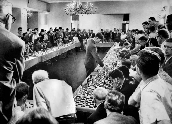 Ο Μπόμπι Φίσερ παίζει σκάκι εναντίον 50 παικτών σε ξενοδοχείο του Χόλιγουντ. Κέρδισε τους 47