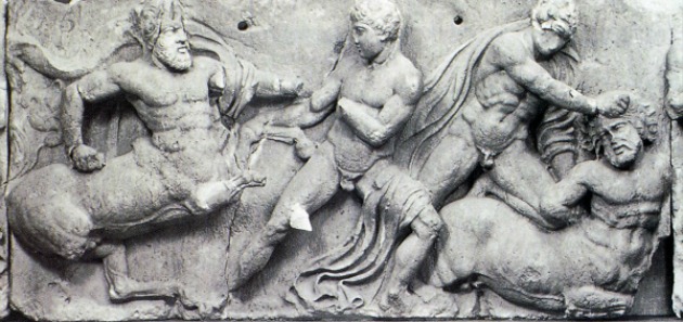 Οι Κένταυροι πολεμούν τους Λαπίθες και η μάχη τους αναπαριστάται από τον Φειδία στις μετώπες του Παρθενώνα. (Κενταυρομαχία, Νότια Ζωοφόρος) Βρετανικό Μουσείο