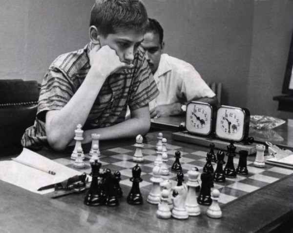 Σε ηλικία 12 ετών παίζοντας σκάκι σε λέσχη του Μανχάταν , 14 Σεπτεμβρίου 1957