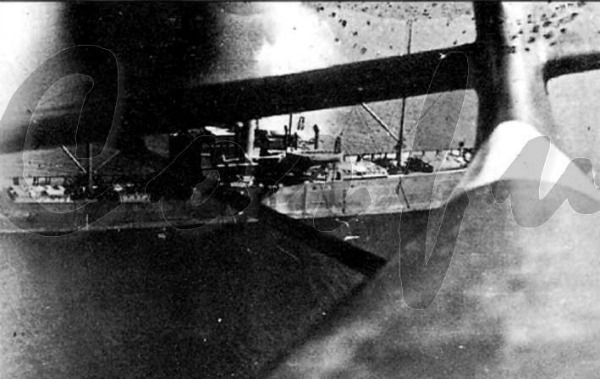 Η στιγμή του βομβαρδισμού του Σουζάνα στον όρμο του Δαφνίλα (Αρχείο ΝΙΚΟΥ ΔΕΣΣΥΛΑ) 