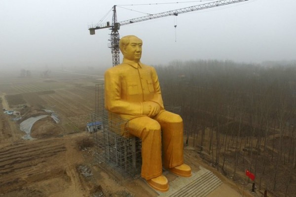 Το κολοσσιαίο χρυσό άγαλμα του Μάο Τσε Τούνγκ όπως είχε στηθεί στην κινεζική επαρχία