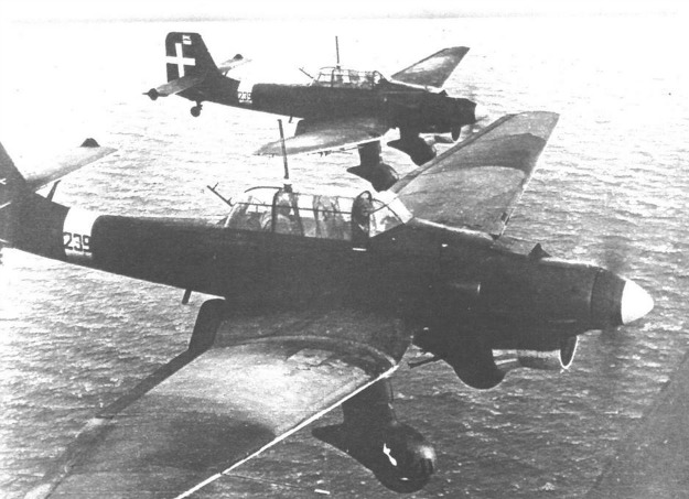Ιταλικά βομβαρδιστικά JU87 B2 Picchiatello τα οποία είχαν παραχωρηθεί στην ιταλική Reggia Aeronautica και αποτέλεσαν τη 239 μοίρα με έδρα τη Galatina 