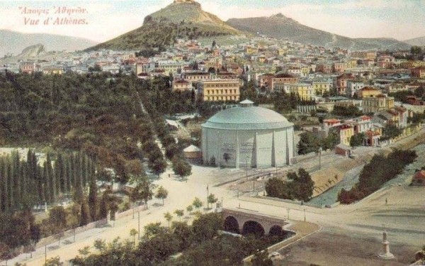 Το πανόραμα "ΘΩΝ" ανεγέρθηκε το 1895 και κατεδαφίστηκε το 1921. Επίσης φαίνεται και το τρίτοξο γιοφύρι που κτίστηκε το 1874 δαπάνη Γεωργίου Αβέρωφ.Απο τους βασικούς κατοίκους της περιοχής ήταν οι φύλακες του Ζαππείου, αλλά και οι κηπουροί του βασιλικού κήπου, που έμεναν σε μικρά σπιτάκια με κήπους.