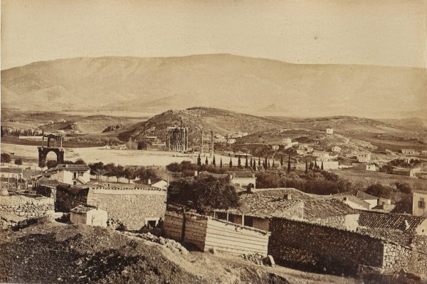 Άποψη από τους πρόποδες της Ακρόπολης προς τον Αρδηττό και τον Υμηττό (περ. 1870) Διακρίνονται η πύλη του Αδριανού, το Ολυμπιείον, η θέση του Παναθηναϊκού Σταδίου, που δεν έχει ακόμα αποκαλυφθεί (το κοίλο προς τα αριστερά της φωτογραφίας) και ακόμα πιο αριστερά, στα κυπαρίσσια, το Προτεσταντικό Νεκροταφείο. 