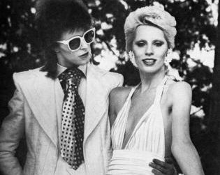 Η Angie, υπήρξε η πρώτη σύζυγος του Bowie και έρωτας του Mick Jagger