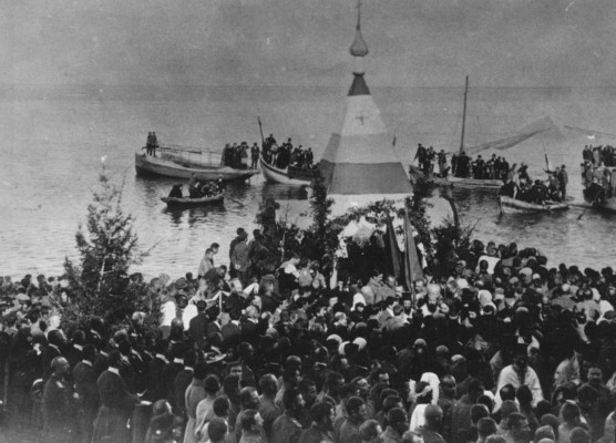 Τελετή Αγιασμού των υδάτων, πριν από 100 χρόνια στην Τραπεζούντα του Πόντου! Πλήθη κόσμου, παρίστανται στην τελετή υπό τον μητροπολίτη Τραπεζούντος Χρύσανθο.