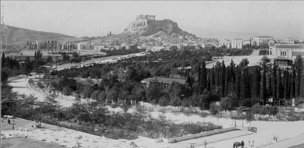 Το ποτάμι περί το 1900 περνά μπροστά από το Στάδιο. Σε δεύτερο πλάνο το Ζάππειο