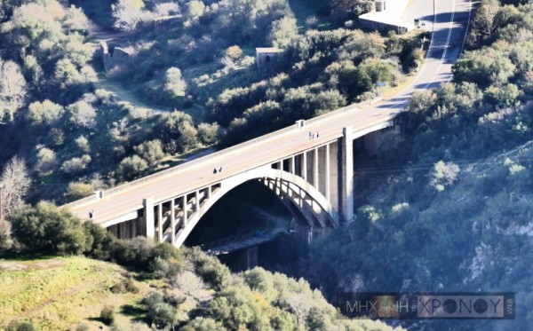 Η παλαιά και η νέα γέφυρα φωτογραφημένη από το κάστρο της Καρύταινας το 2015. Φωτ: Χρ.Βασιλόπουλος
