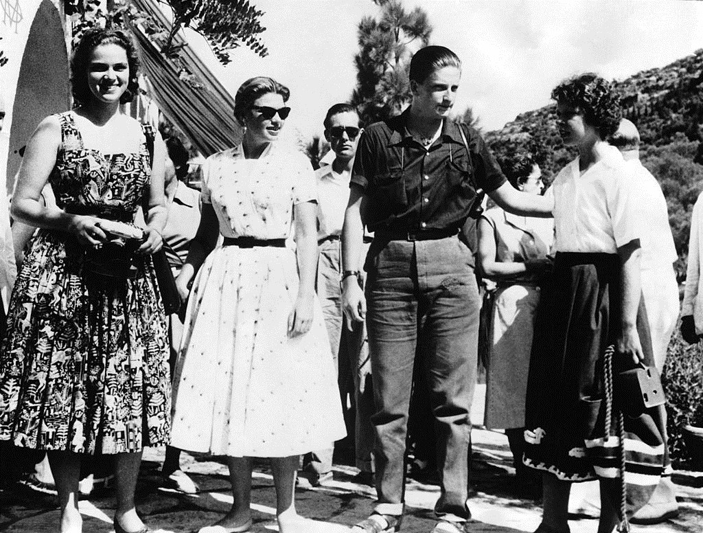 Κέρκυρα, 25 Αυγούστου 1954, δύο γερμανίδες πριγκίπισσες, ο πρώην βασιλιάς της Βουλγαρίας Συμεών Β΄ και η πριγκίπισσα της Ελλάδος Ειρήνη κατά την περιοδεία ευρωπαίων εστεμμένων στα ελληνικά νησιά. Τη φωτογραφία εντόπισε ο Θεόδωρος Μεταλληνός