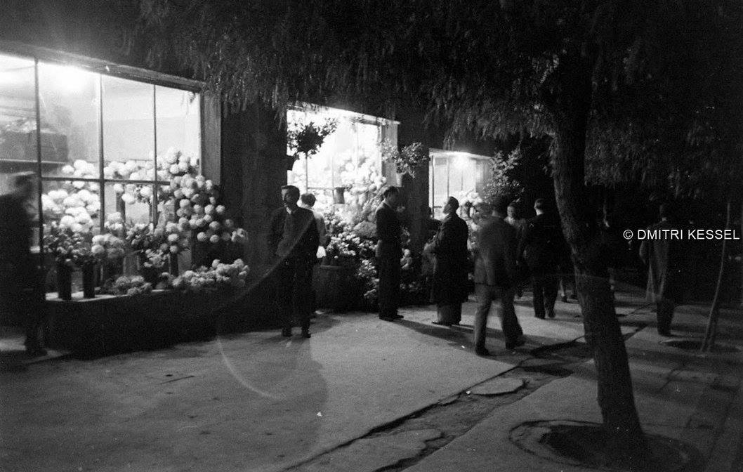 Τα περίφημα λουλουδάδικα της Βουλής. Ξεκίνησαν μαζί με το μνημείο του Άγνωστου Στρατιώτη, για να καταθέτουν οι πολίτες λουλούδια στα παιδιά τους που θυσιάστηκαν