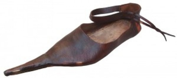 Medieval-ShoesPoulaines-Cracow-shoe1-700x310