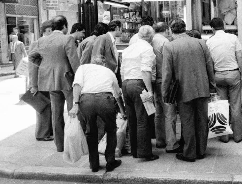 “Εδώ ο παπάς, εκεί ο παπάς”. Ποια  ήταν τα κόλπα των παπατζήδων και τι ρόλο είχαν οι τσιλιαδόροι, οι κράχτες και οι αβανταδόροι. Τα στέκια της Αθήνας και τα μαχαιρώματα για το καλύτερο πόστο