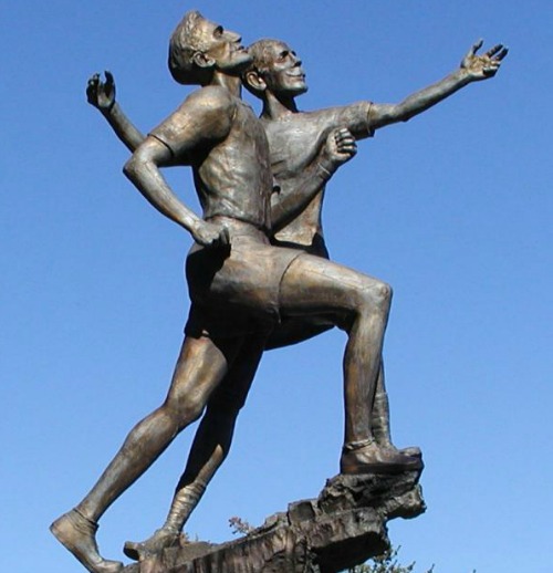 Το άγαλμα του Στέλιου Κυριακίδη και του Σπύρου Λούη στη Βοστώνη