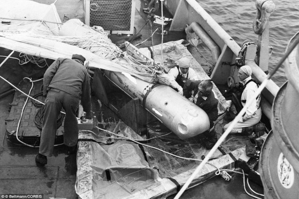 Ακολούθησαν ανεπανόρθωτα λάθη. Το Ναυτικό των ΗΠΑ, έκανε 3 μήνες να εντοπίσει το ακριβές σημείο που είχε βυθιστεί η βόμβα. Ύστερα από πολλές προσπάθειες η βόμβα τελικά ξεβράστηκε από μόνη της στην επιφάνεια του νερού. 