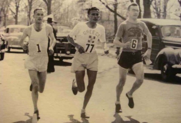 Ο Κυριακίδης τρέχει στον Μαραθώνιο της Βοστώνης φορώντας τον αριθμό 77