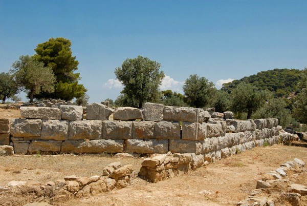  Ο ναός του Ποσειδώνα. Πιθανή χρονολογία τέλος του 6ου - αρχές του 5ου αι. π.Χ. είναι κτισμένο σε υψόμετρο 190 μ. και βρίσκεται κοντά στην αρχαία πόλη της Καλαυρείας