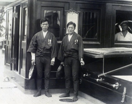 Οι δύο Ιάπωνες αχθοφόροι που ακινητοποίησαν τον δράστη.