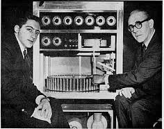 O παραγωγός Μάικλ Τόντ Τζούνιορ (αριστερά) με τον εφευρέτη της συσκευής smell - o -vision Χάνς Λόμπε