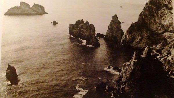 Τα βράχια της Φαιακίας 'Απάνεμο λιμάνι πουθενά ούτε άλλο αραξοβόλι, μόνο ακτές απόκρημνες και σκόπελοι και βράχια"