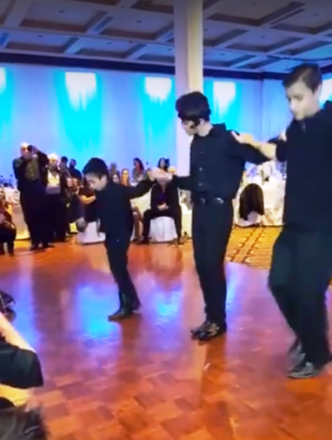 Ο μικρός χορευτής που μάγεψε το διαδίκτυο χορεύοντας κρητικούς χορούς σε ελληνική κοινότητα του Καναδά. Συγκίνησε και ενθουσίασε το κοινό (Βίντεο)