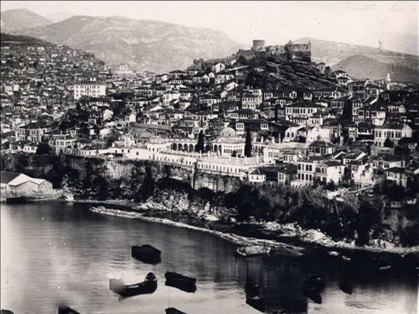 Καβάλα,1912. Η πόλη της Καβάλας είναι χτισμένη στους πρόποδες του όρους Σύμβολο και είναι η τρίτη μεγάλη πόλη της Μακεδονίας.