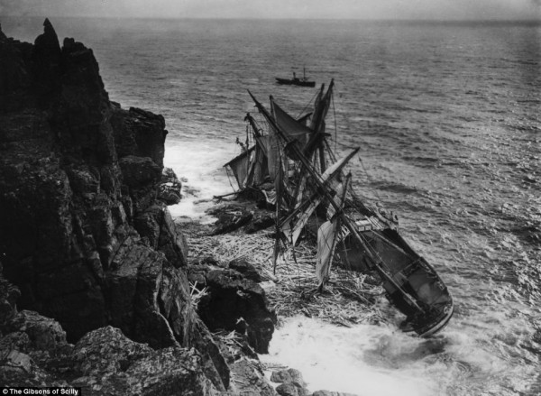 Το νορβηγικό πλοίο Hansy, ναυάγησε το Νοέμβριο του 1911, στην ανατολική πλευρά της Κορνουάλης. Τρεις άντρες διασώθηκαν από σωσίβιες λέμβους και τα υπόλοιπα μέλη του πληρώματος κατόρθωσαν να διαφύγουν πάνω στα βράχια. 