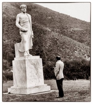 Ο Ουμπέρτο Έκο θαύμαζε τον Αριστοτέλη. Στιγμιότυπο από την επίσκεψη του συγγραφέα στα Στάγειρα Χαλκιδικής, γενέτειρα του αρχαίου φιλόσοφου. 