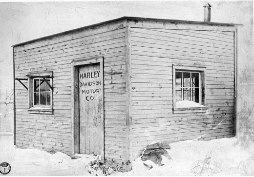 Η πρώτη έδρα της εταιρείας της «Ηarley Davidson Motor Company» το 1903, η αποθήκη στο σπίτι του Ντάβιντσον 