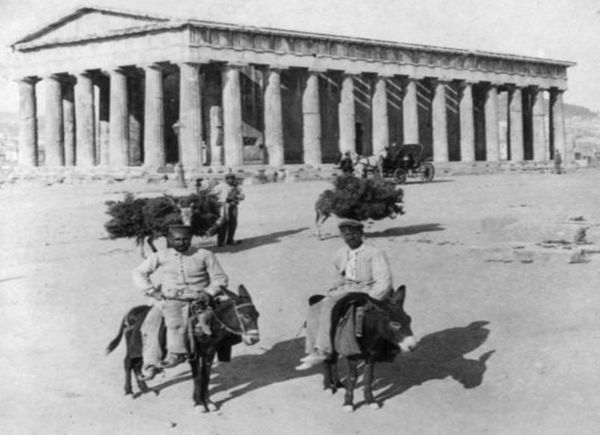 Αθηναίοι με τα γαιδουράκια τους μπροστά από τον ναό του Ηφαίστου, 1907. Οι ανασκαφές στο ναό ξεκίνησαν το 1932 από την Αμερικανική σχολή Κλασικών σπουδών. Είναι δωρικός περίπτερος ναός με πρόναο και οπισθόδομο και πλούσιο γλυπτικό διάκοσμο και κατασκευασμένος από παριανό μάρμαρο 